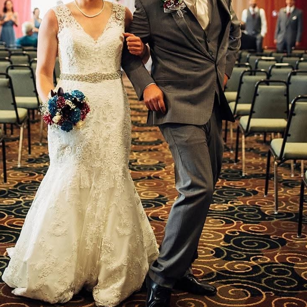 Elegant White Lace Wedding Dress - Picture 7 of 11